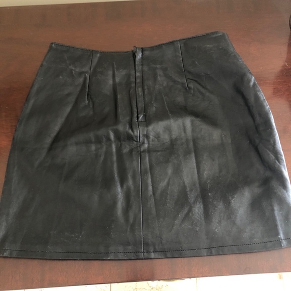H&M Gorgeous textured faux leather mini skirt - Picture 3 of 4